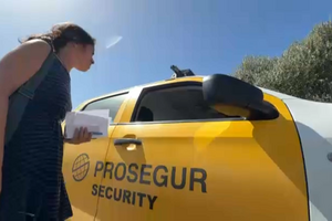 Repórter Sábado na fortaleza dos milionários: Segurança intercepta viatura que estava na via pública 