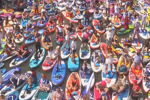 Centenas de pessoas enchem rio de Moscovo de cor num carnaval de paddle  