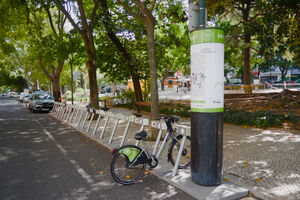 Estação inativa no Jardim Constantino, em Arroios, com uma bicicleta ainda presa à doca.