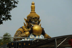 Escultura de Rahu no templo Wat Phra Loi (Tailândia)