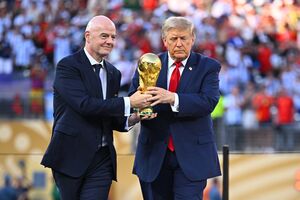 Donald Trump e Gianni Infantino posam com a taça do Campeonato do Mundo de futebol