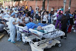 Pacientes evacuados para fora de um hospital depois de um terramoto atingir Cali, Colômbia