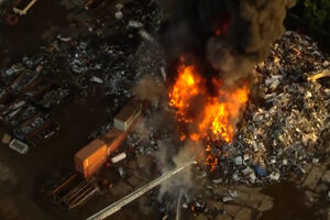 Incêndio em unidade de reciclagem espalha fumo sobre Houston