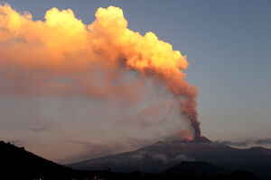 Erupção do monte Etna obriga ao encerramento de aeroporto na Catânia