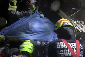Imagens mostram resgate de mulher que estava há 36 horas presa nos escombros de edifício na Colômbia