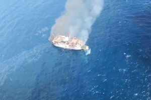 Equipas de emergência lutam para resgatar mais passageiros de barco em chamas na Indonésia