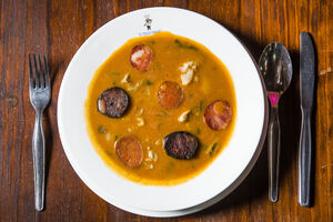 Sopa da pedra do restaurante O Toucinho, em Almeirim
