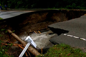Mau tempo deixa ruas inundadas e danificadas em Indianápolis