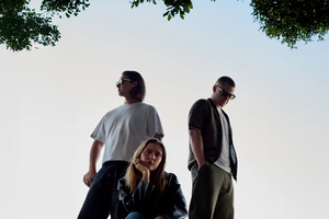 Inicialmente um duo, os Jungle são agora um trio, desde que Lydia Kitto se juntou a Josh Lloyd-Watson e Tom McFarland