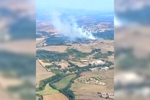 Incêndio consome antiga fábrica de munições em Roma