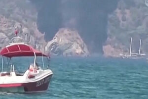 Barco turístico com 115 pessoas a bordo incendeia-se na costa da Turquia