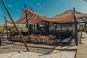 O restaurante que é também um beach club, tem várias zonas de estar e até espreguiçadeiras 