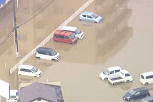 Carros e casas parcialmente submersos após chuvas intensas no Japão  