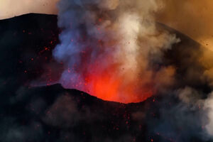 Imagens impressionantes mostram vulcão Etna em erupção na Sicília