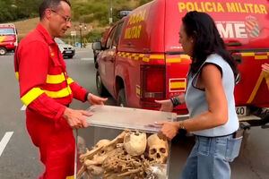 Restos mortais de reis espanhóis removidos de mosteiro para os proteger de incêndio