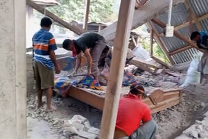 Sismo de magnitude 7.7 provoca rasto de destruição na Indonésia