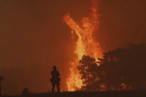 Incêndio continua a ameaçar aldeia espanhola que abriga dois mosteiros históricos