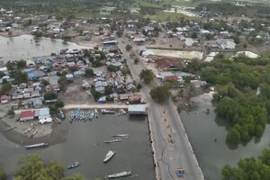 Imagens aéreas mostram destruição após sismo de magnitude 7.7 na Indonésia