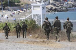 Autoridades fazem o controlo de migrações em Benzu, Ceuta