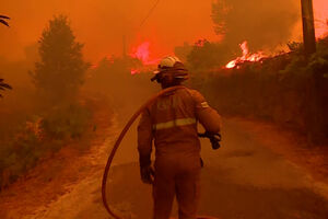 Bombeiro a combater um incêndio