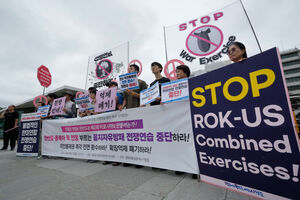 Manifestantes protestam contra exercícios militares ROK-US em Seul
