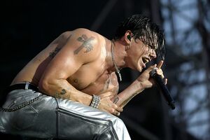 Um dos nomes mais mediáticos da música rock do presente, Yungblud atua pela segunda vez em Portugal, depois de um concerto no Campo Pequeno, em Lisboa, em 2022