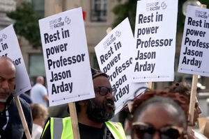 Comunidade reúne-se em vigília após morte de antigo professor de Cambridge