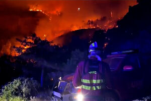 Bombeiros espanhóis combatem incêndios em Aragão 