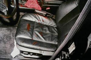 Bancos de carro com manchas de sangue e arma, no âmbito do caso de Tupac