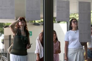 Professores e alunos consultam as pautas