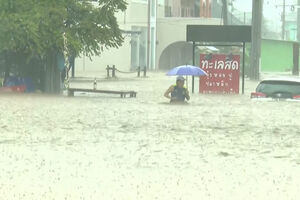 Chuva torrencial provoca cheias repentinas e deslizamento de terras na Tailândia