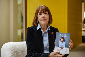 "Um hino à vida" foi escrito com a jornalista e romancista francesa Judith Perrignon