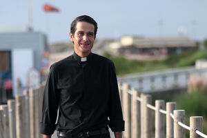 O padre fotografado na marginal de Miramar, durante as suas férias