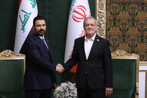 Masoud Pezeshkian, à direita, na foto com o primeiro-ministro do Iraque, Ali al-Zaidi