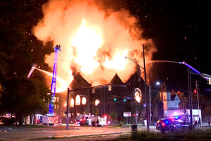 Imagens impressionantes mostram incêndio de grandes dimensões em igreja nos EUA