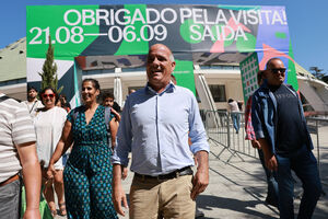 Paulo Raimundo visitou a Feira do Livro do Porto, onde fez declarações sobre o caso de Luís Neves