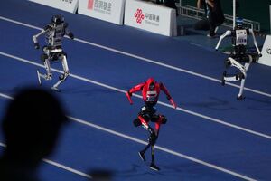 Robot bate recorde mundial de Usain Bolt nos 100 metros e no final... é levado em maca