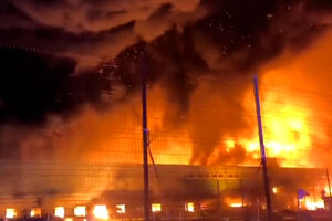 Incêndio de grandes dimensões destrói armazém industrial em São Petersburgo