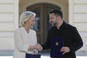 Presidente ucraniano Volodymyr Zelensky com a presidente da Comissão Europeia, Ursula von der Leyen
