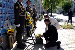 Zelensky homenageia soldados mortos em combate no Dia da Independência da Ucrânia