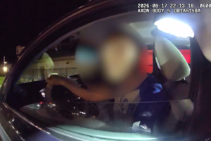 Polícia usa ‘bodycam’ para comunicar em mandarim com condutor durante operação de trânsito nos EUA  