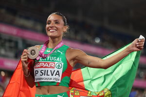 Patrícia Silva a festejar o bronze no Europeu, a 16 de agosto. Foi o pai, o antigo atleta Rui Silva, que lhe deu a bandeira
