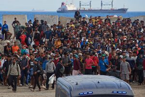 Migrantes que cruzaram a fronteira de Marrocos para Ceuta