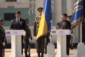 Primeiro-ministro britânico garante apoio à Ucrânia durante visita a Kiev no Dia da Independência  