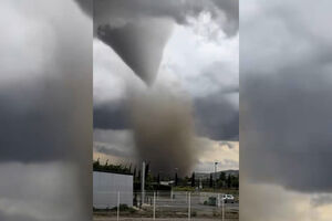O momento em que tornado atinge aldeia francesa em Pomas