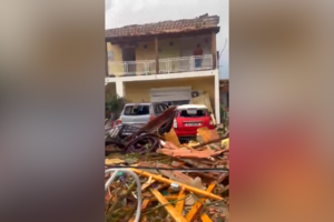 Imagens mostram rasto de destruição após passagem de tornado no sul de França 