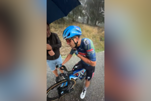 O momento em que ciclistas da Volta a Espanha procuram abrigar-se de tempestade de granizo 