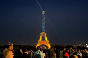 Torre Eiffel iluminou-se de azul e amarelo para celebrar os 35 anos da independência da Ucrânia 