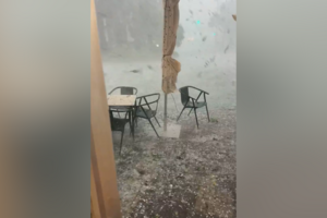 Tempestade com chuva intensa e granizo deixa ruas de Tarragona inundadas e várias árvores caídas 