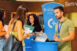 Jovens consultam informações sobre a Chave Móvel no evento de universidade